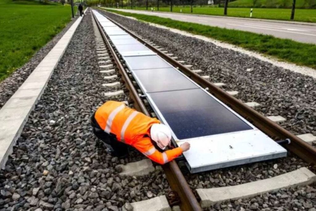 Italia prepara paneles solares entre las vías del tren: el experimento suizo que quiere convertir el ferrocarril en una central eléctrica