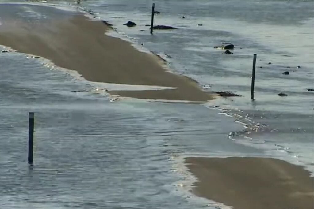 La carretera que parece normal hasta que sube la marea y desaparece bajo el mar