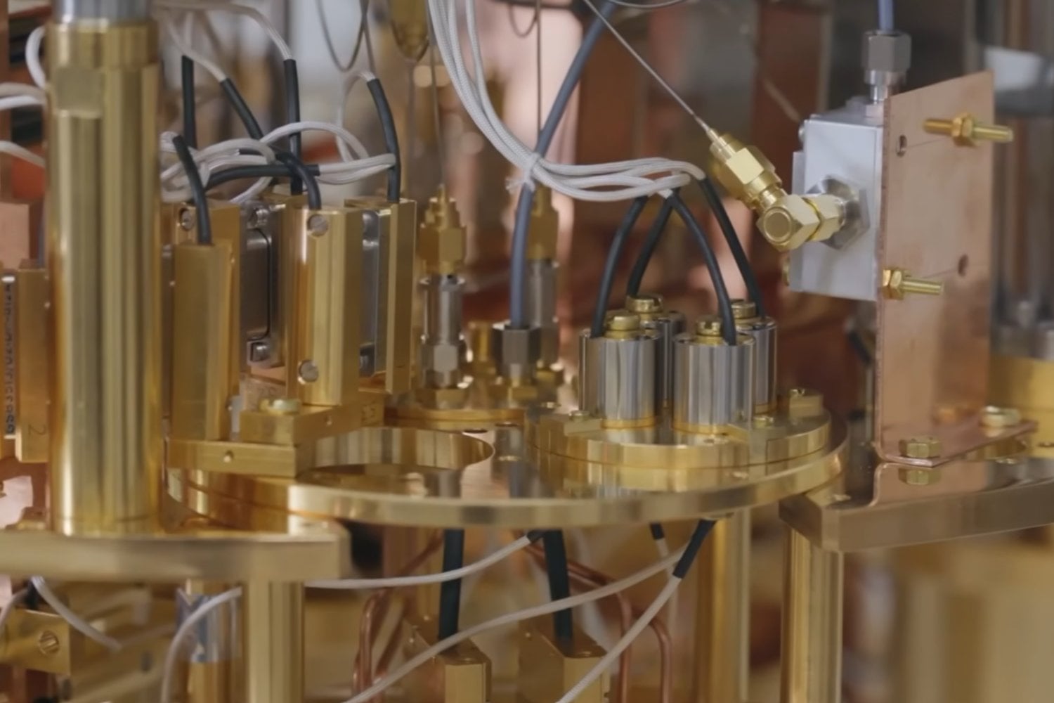 Cómo mantener vivo al bebé más frágil del universo: la batalla para proteger los cúbits del ruido