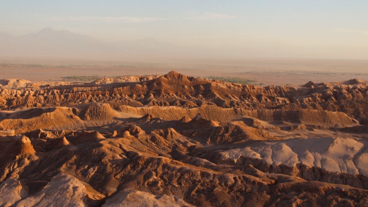 El lugar más soleado del planeta ya ilumina a Chile de noche: el desierto de Atacama guarda el sol en baterías gigantes