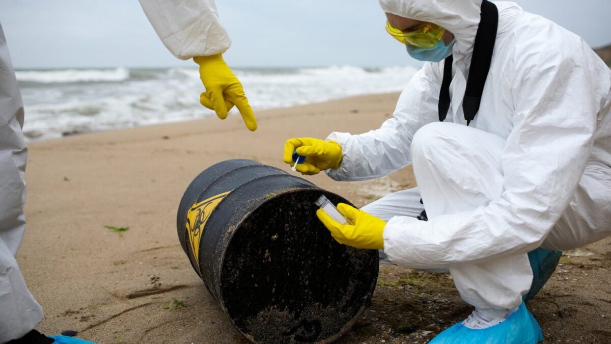 Ocho países europeos hundieron 200.000 barriles radiactivos en el Atlántico y nadie los había visto desde 1985: el submarino Nautile acaba de descender a 4.700 metros para examinarlos