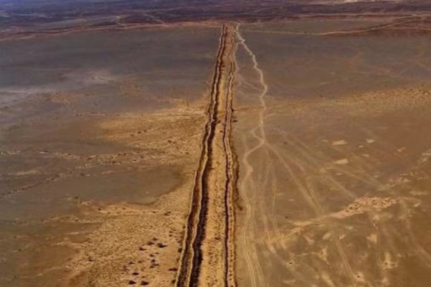 Marruecos levantó en el desierto un muro casi tan largo como toda la frontera entre Estados Unidos y México. Cuatro décadas después, sigue dividiendo el Sáhara Occidental entre minas, soldados y familias separadas