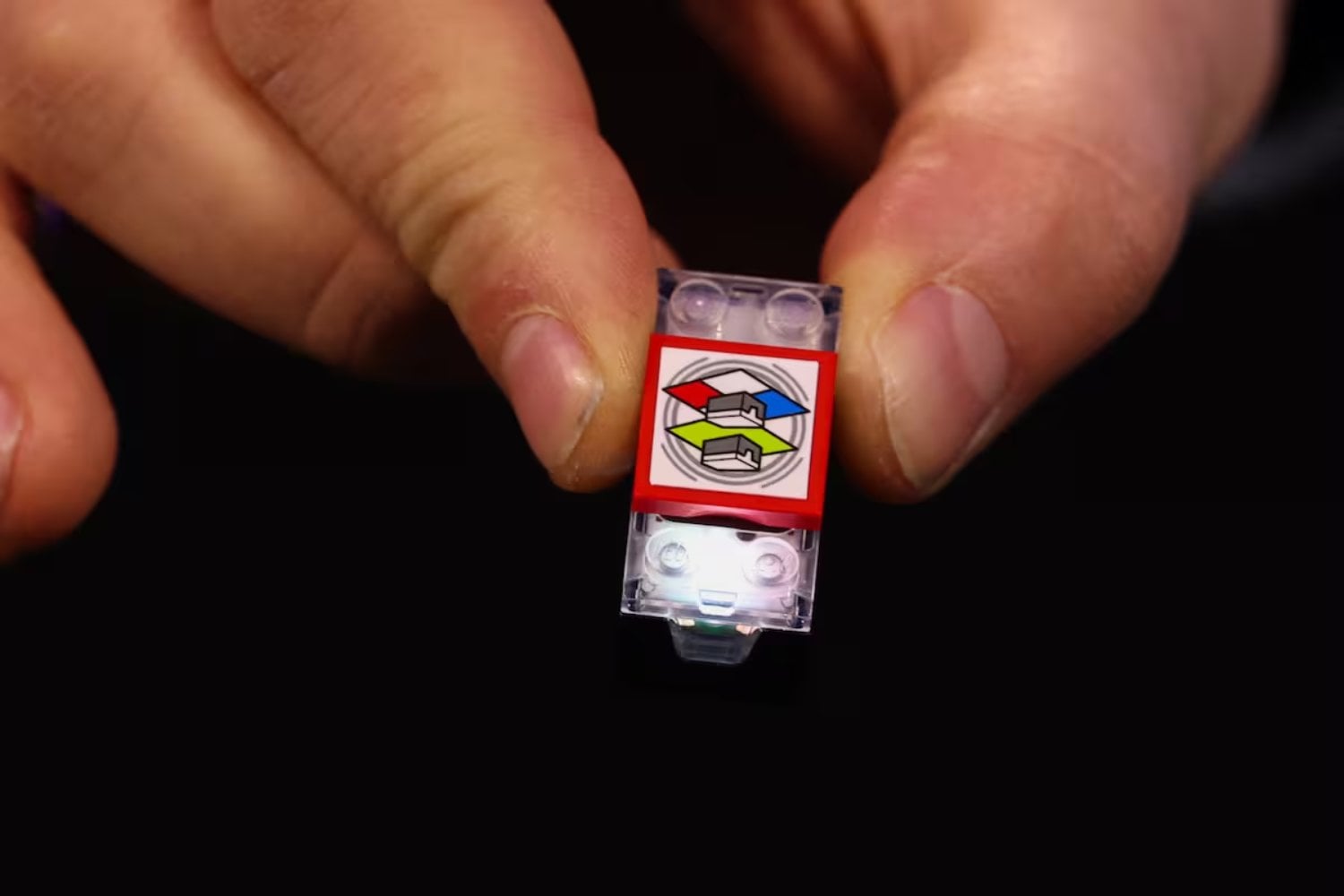 LEGO pasó años intentando que un ladrillo pudiera reconocer el mundo y acabó dándolo por perdido. Esa misma tarde, un último ajuste salvó la tecnología con la que quiere definir el próximo siglo del juego