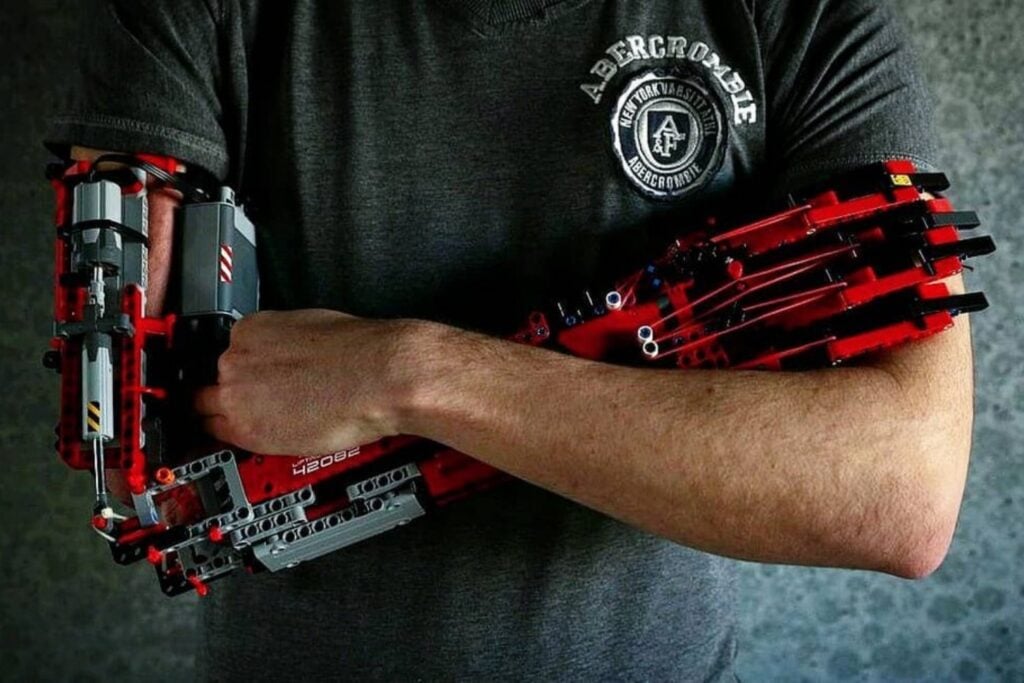 Nació sin el antebrazo derecho y a los 9 años empezó a construirse uno con LEGO. Nueve años después batió un récord Guinness y llegó a crear para un niño una prótesis con piezas de solo 15 euros