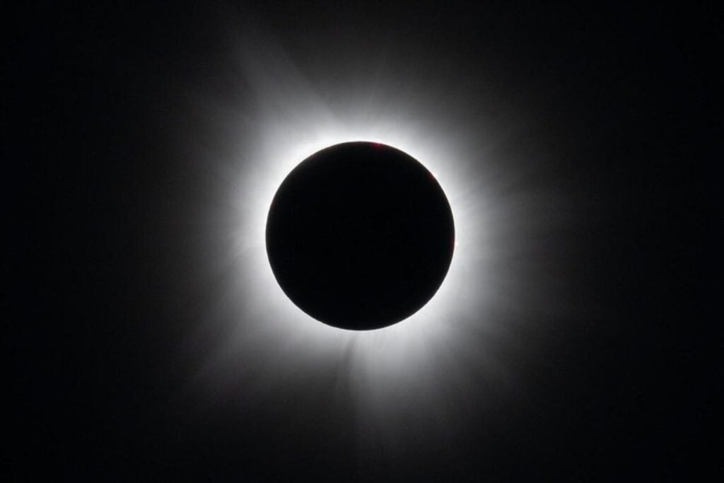 Desde España vimos cómo la Luna se comía el Sol durante unos minutos. Desde el espacio ocurrió algo mucho más extraño: un enorme círculo negro cruzó la Tierra y convirtió el eclipse en una imagen casi imposible