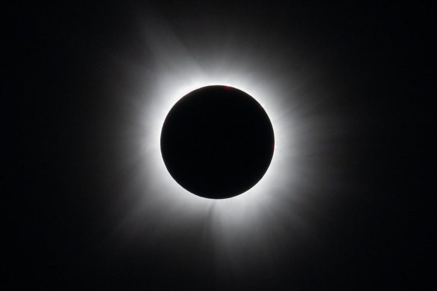 Desde España vimos cómo la Luna se comía el Sol durante unos minutos. Desde el espacio ocurrió algo mucho más extraño: un enorme círculo negro cruzó la Tierra y convirtió el eclipse en una imagen casi imposible