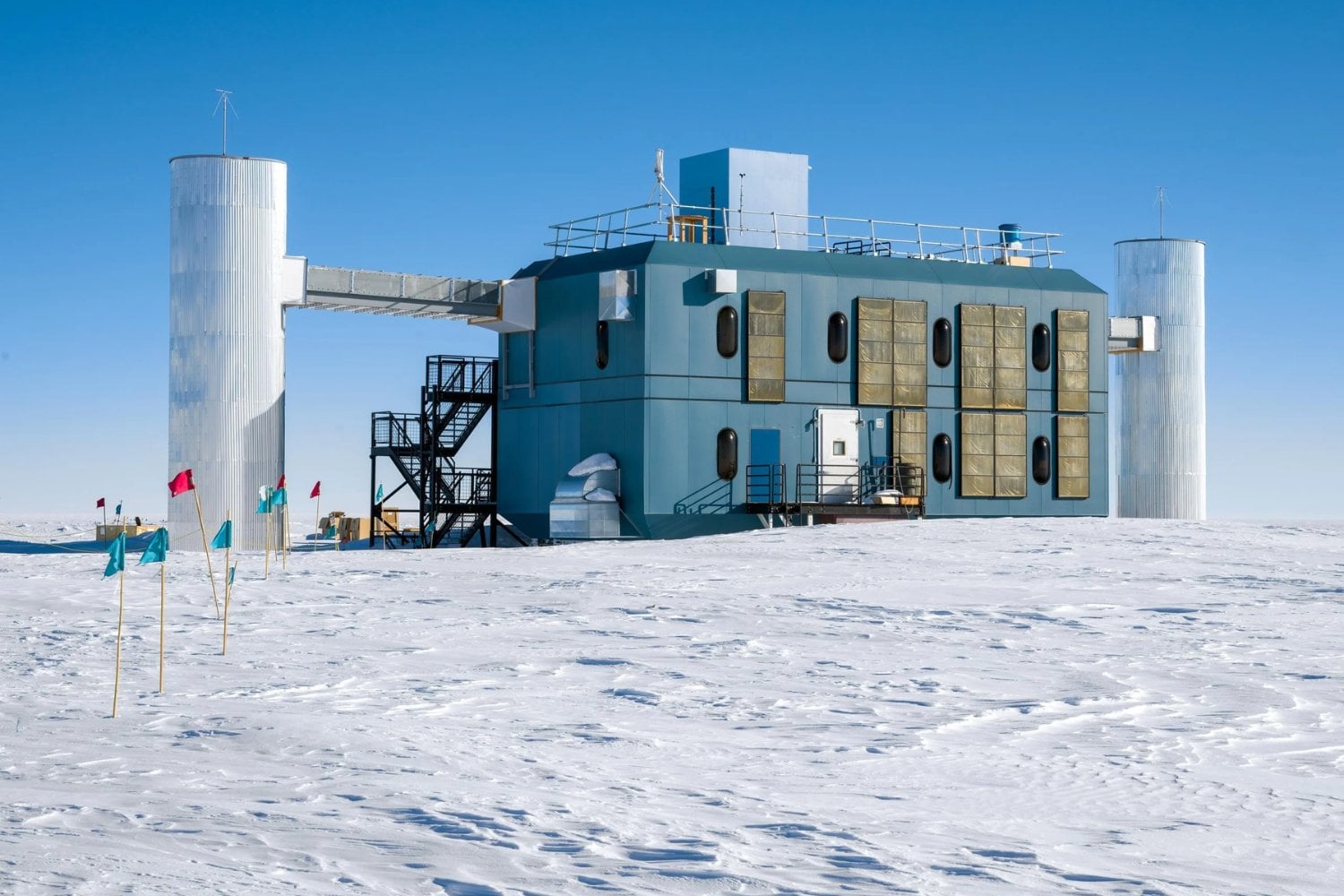 Enterraron 5.160 sensores a 2,5 kilómetros bajo la Antártida. Ahora un bloque de hielo de un kilómetro cúbico usa la propia Tierra para cazar las partículas más esquivas del Universo