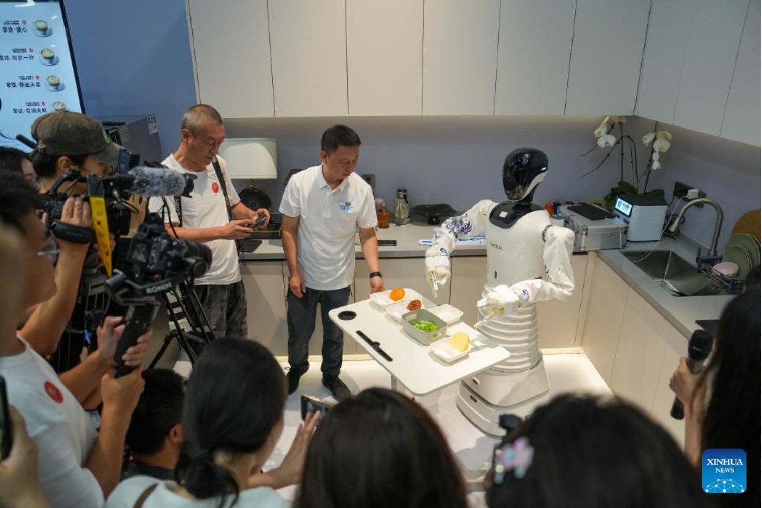China se cansó de ver a sus robots bailar, pelear y hacer volteretas. Pekín quiere que salgan de las ferias y se pongan a trabajar en fábricas, almacenes, hoteles y hogares