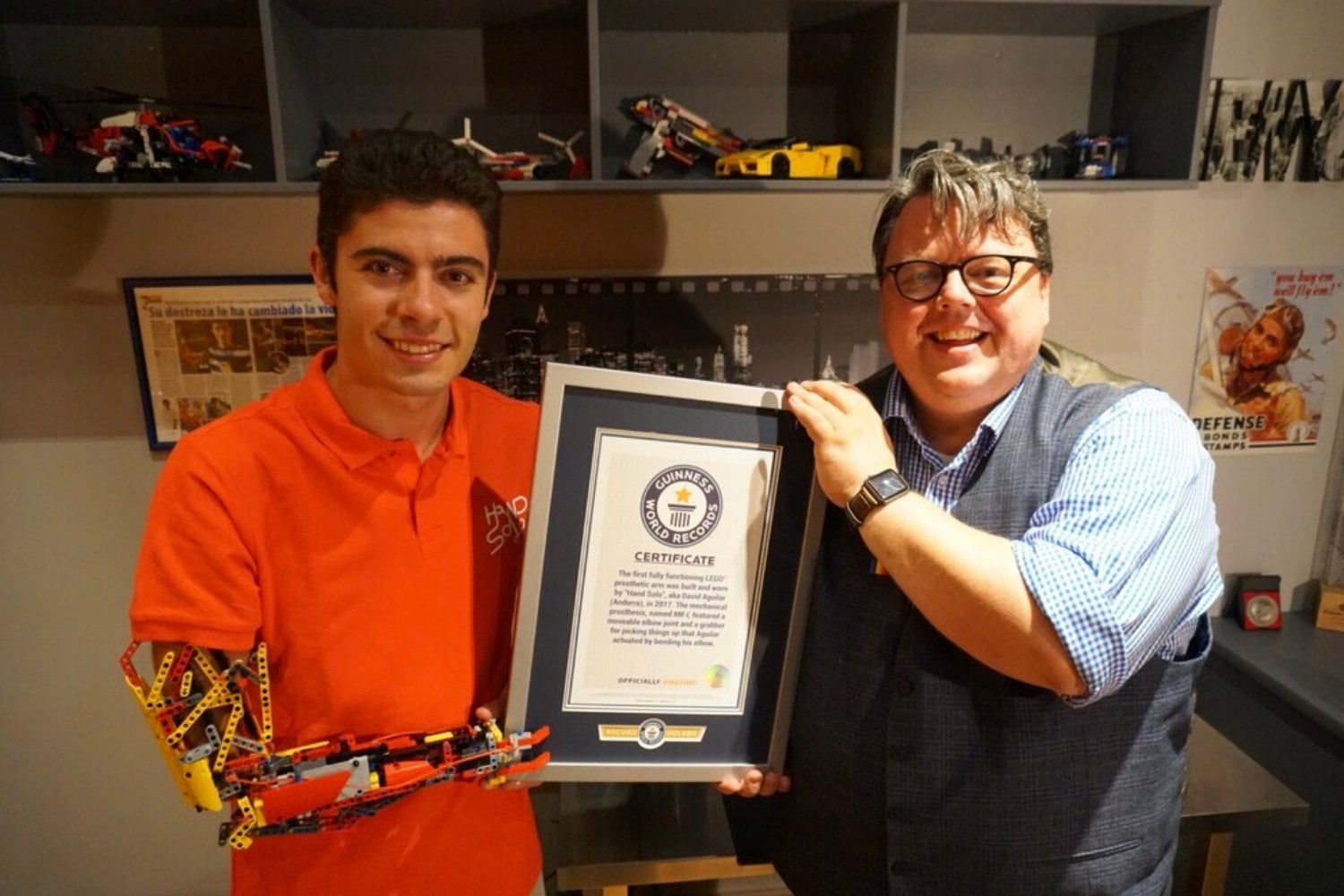 Nació sin el antebrazo derecho y a los 9 años empezó a construirse uno con LEGO. Nueve años después batió un récord Guinness y llegó a crear para un niño una prótesis con piezas de solo 15 euros