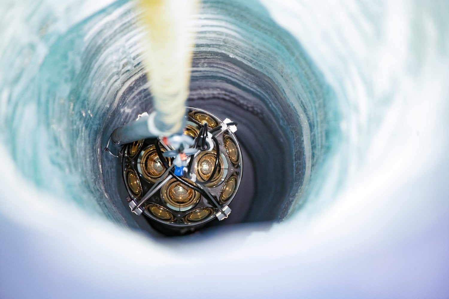 Enterraron 5.160 sensores a 2,5 kilómetros bajo la Antártida. Ahora un bloque de hielo de un kilómetro cúbico usa la propia Tierra para cazar las partículas más esquivas del Universo