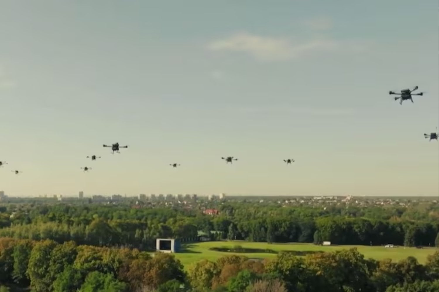 Ucrania cambió los tanques por una columna de robots en pleno centro de Kyiv. Su primer gran desfile de drones mostró casi 100 máquinas diseñadas para luchar por tierra, mar y aire