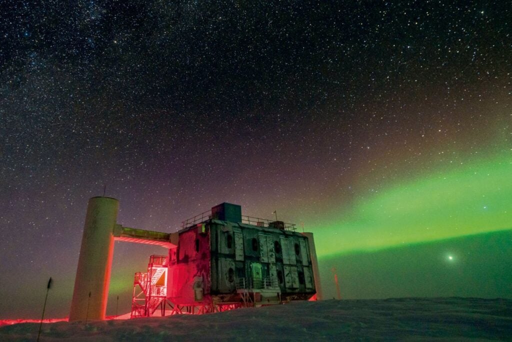 Enterraron 5.160 sensores a 2,5 kilómetros bajo la Antártida. Ahora un bloque de hielo de un kilómetro cúbico usa la propia Tierra para cazar las partículas más esquivas del Universo