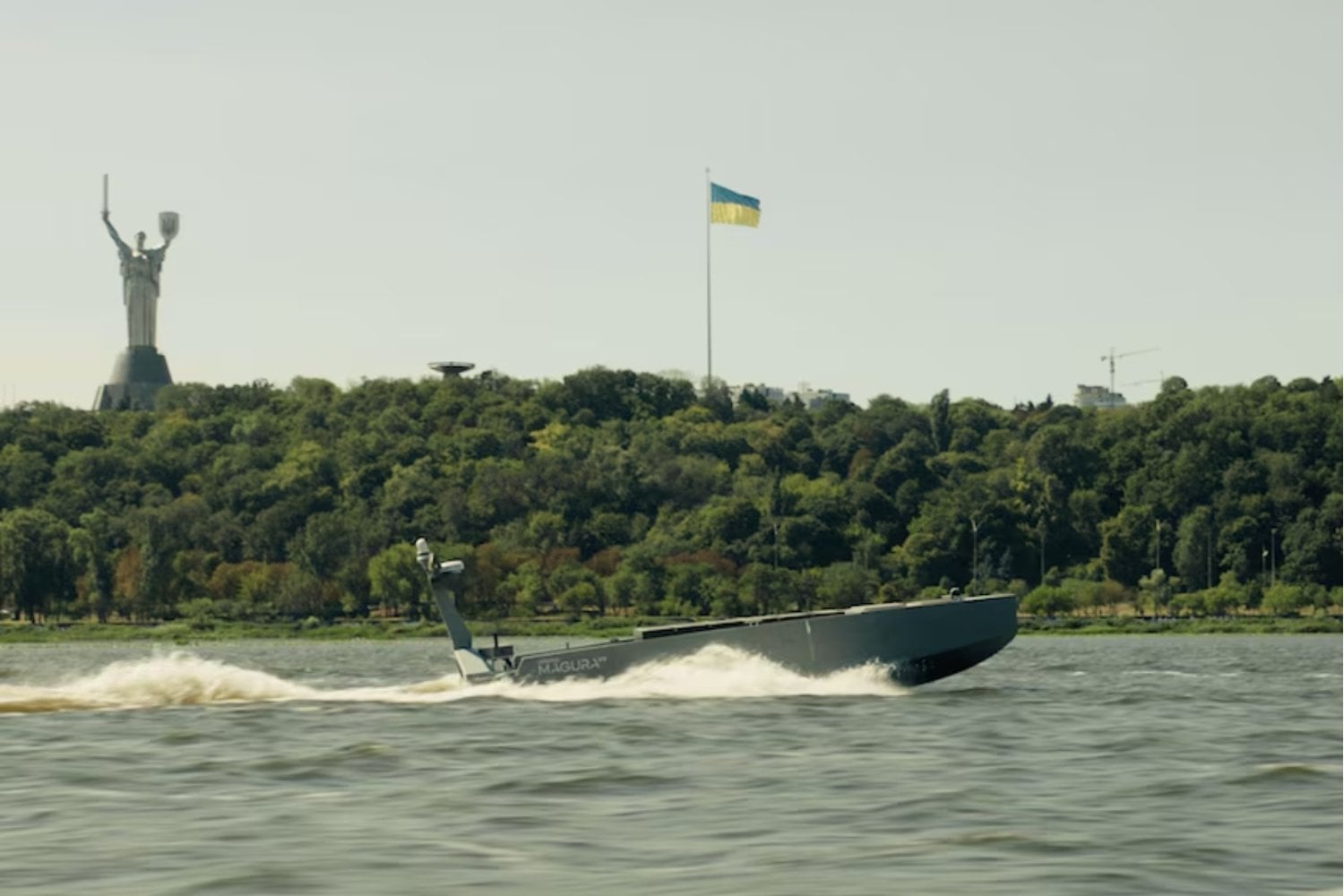Ucrania cambió los tanques por una columna de robots en pleno centro de Kyiv. Su primer gran desfile de drones mostró casi 100 máquinas diseñadas para luchar por tierra, mar y aire