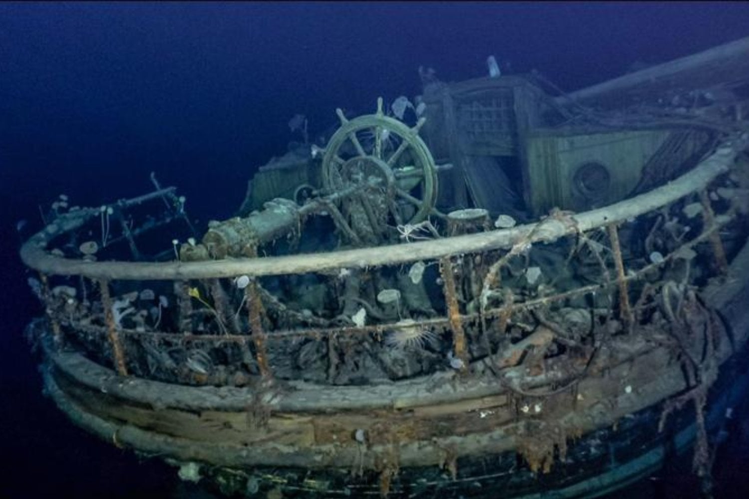 El hielo de la Antártida trituró su barco y dejó a 28 hombres abandonados en el fin del mundo. 107 años después encontraron el Endurance a 3.008 metros y seguía increíblemente intacto