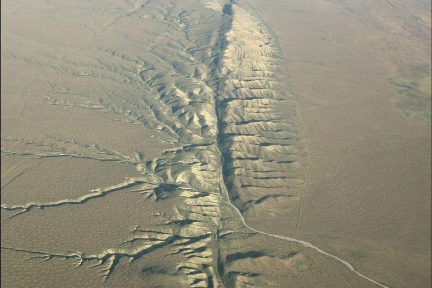 Todo el mundo mira a San Andrés, pero el terremoto más brutal de Norteamérica podría nacer bajo el océano. Cascadia puede hacer temblar 1.000 kilómetros de costa y lanzar un tsunami en apenas 15 minutos