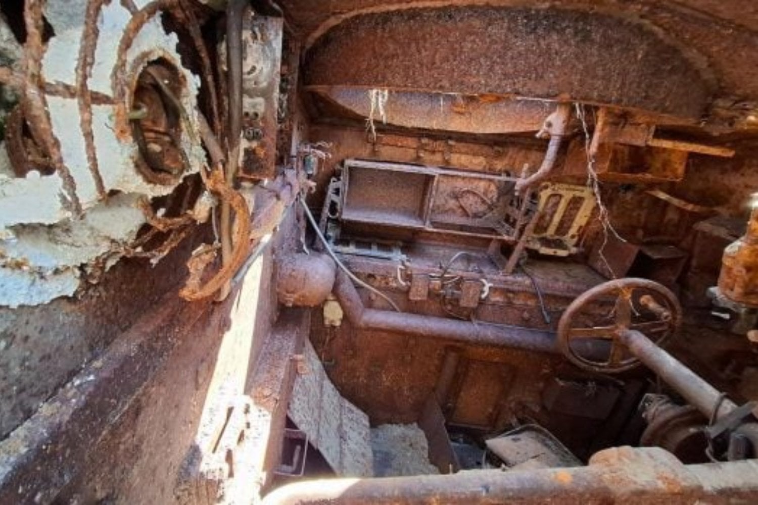 Alemania estaba excavando una base aérea cuando apareció un blindado de 29 toneladas bajo la arena. Llevaba 80 años enterrado y aún conserva el camuflaje y 17 marcas blancas en el cañón