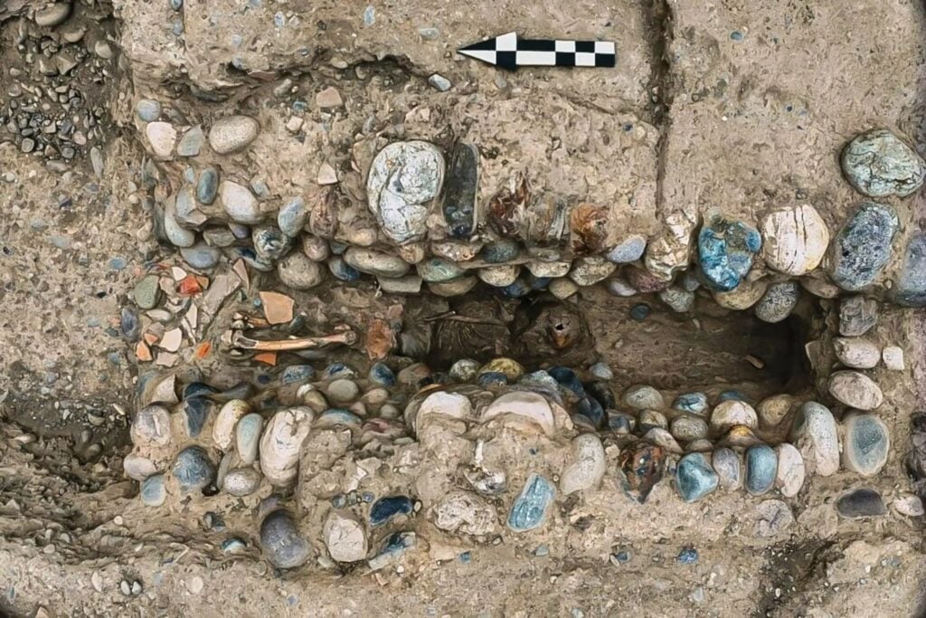 Arqueólogos excavaban un canal bajo la Huaca Pucllana y encontraron un cuerpo de hace 1.400 años. Su posición mirando a la pirámide y al mar apunta a una antigua ofrenda de clausura