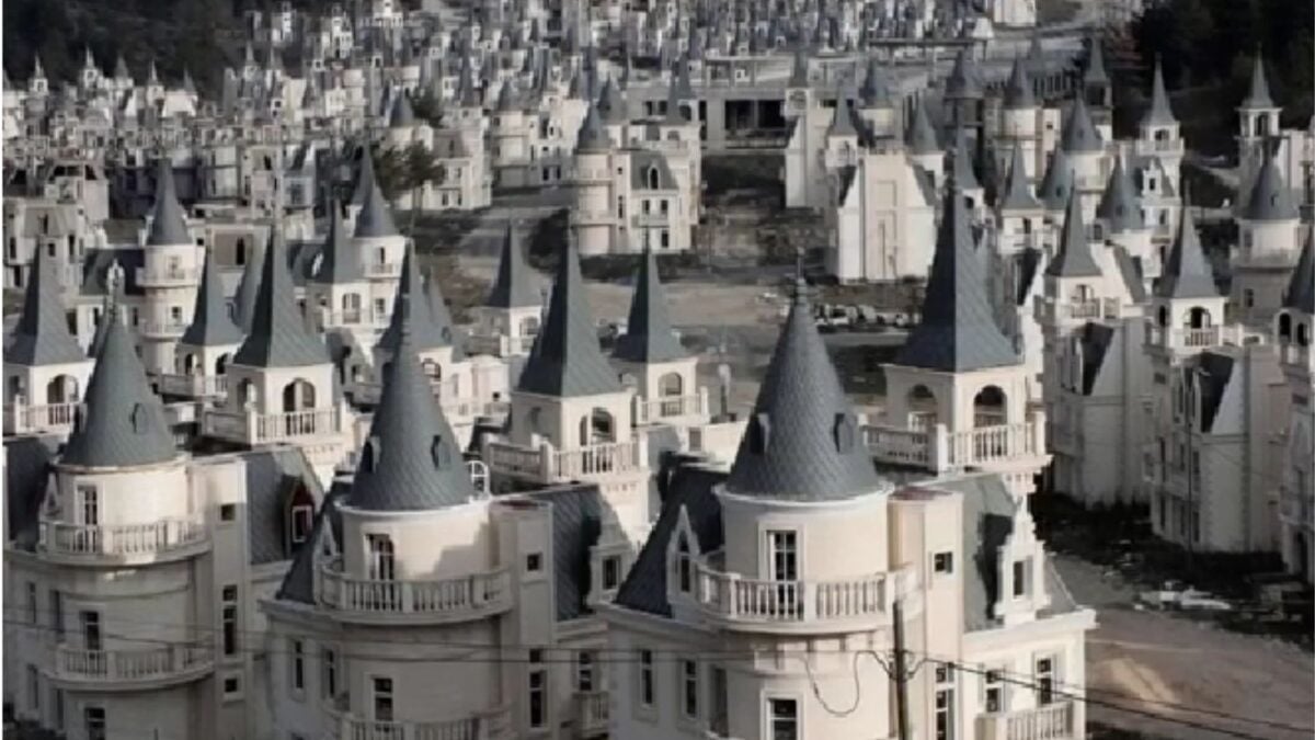 El ambicioso proyecto de 732 castillos en Turquía que pasó de atraer a jeques árabes a convertirse en una ciudad fantasma viral