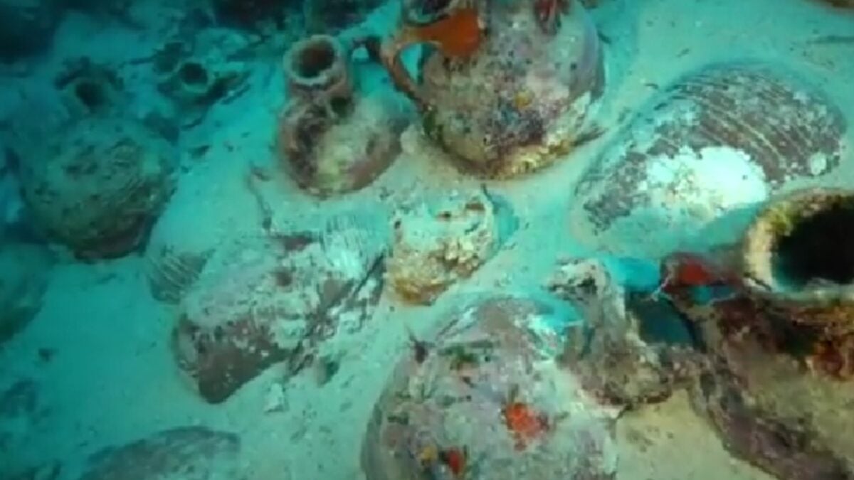 Descubren en el mar Egeo un antiguo pecio repleto de ánforas con vino que desvela una sorprendente red comercial de hace 24 siglos