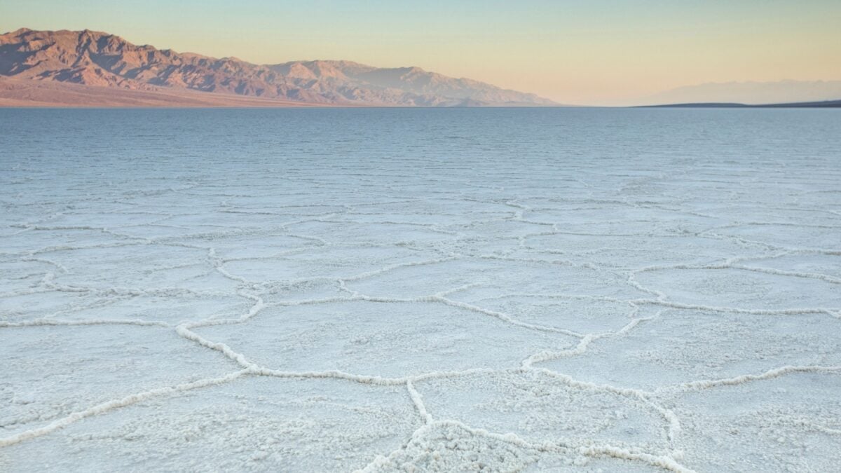 El extraño océano blanco que se formó durante miles de años en pleno desierto y hoy sorprende a científicos