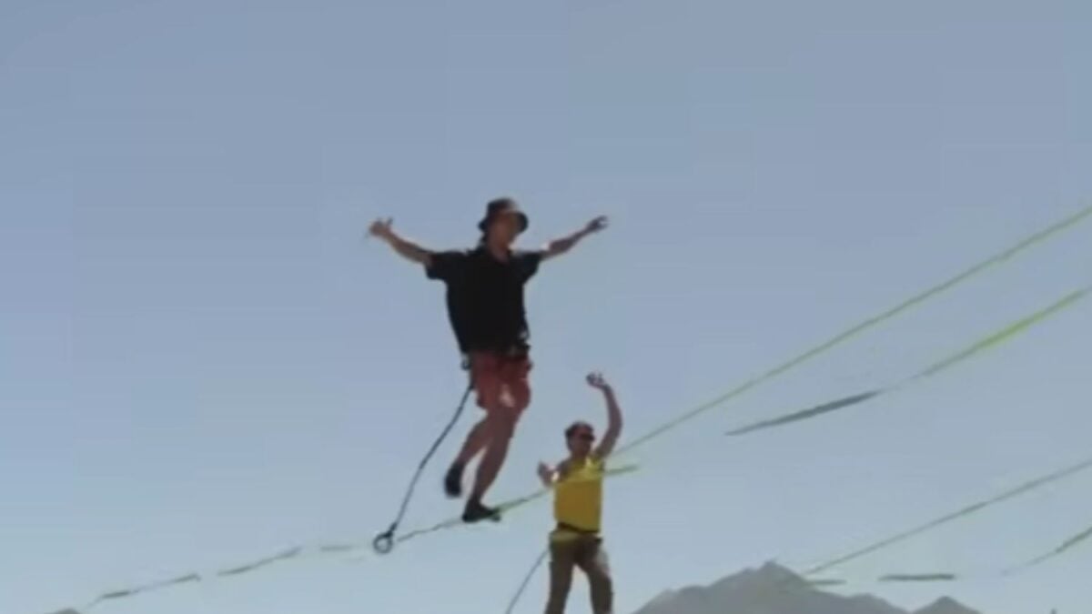 Un atleta chino rompe el récord de velocidad en cuerda floja en el Campeonato Mundial de highline