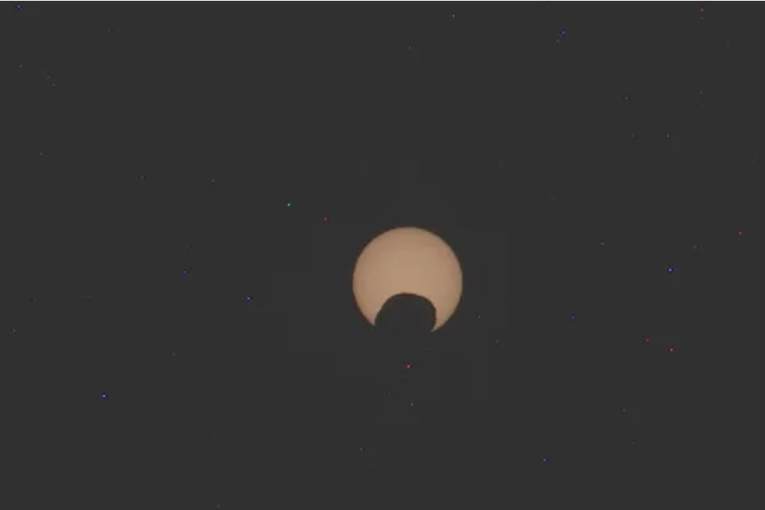 La NASA capta un eclipse desde Marte apenas 24 horas después del de España. Perseverance estaba mirando cuando Fobos cruzó el Sol desde otro planeta