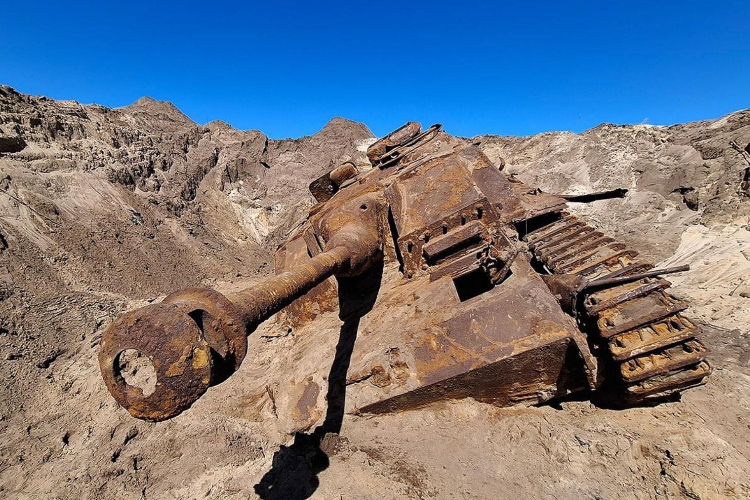 Alemania estaba excavando una base aérea cuando apareció un blindado de 29 toneladas bajo la arena. Llevaba 80 años enterrado y aún conserva el camuflaje y 17 marcas blancas en el cañón