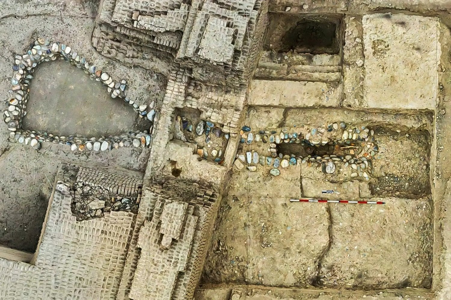 Arqueólogos excavaban un canal bajo la Huaca Pucllana y encontraron un cuerpo de hace 1.400 años. Su posición mirando a la pirámide y al mar apunta a una antigua ofrenda de clausura