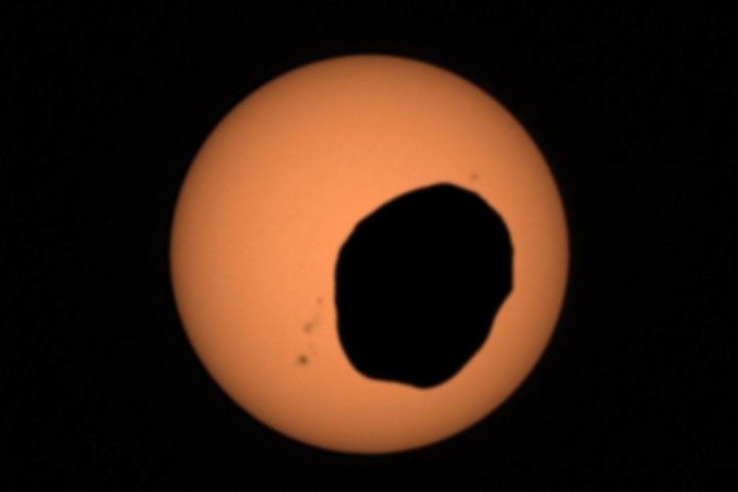 La NASA capta un eclipse desde Marte apenas 24 horas después del de España. Perseverance estaba mirando cuando Fobos cruzó el Sol desde otro planeta