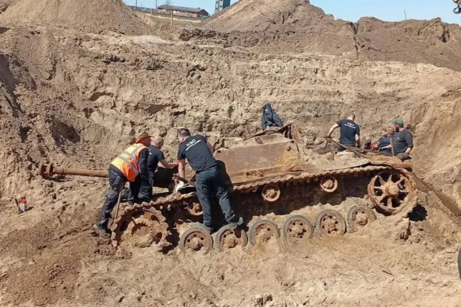 Alemania estaba excavando una base aérea cuando apareció un blindado de 29 toneladas bajo la arena. Llevaba 80 años enterrado y aún conserva el camuflaje y 17 marcas blancas en el cañón