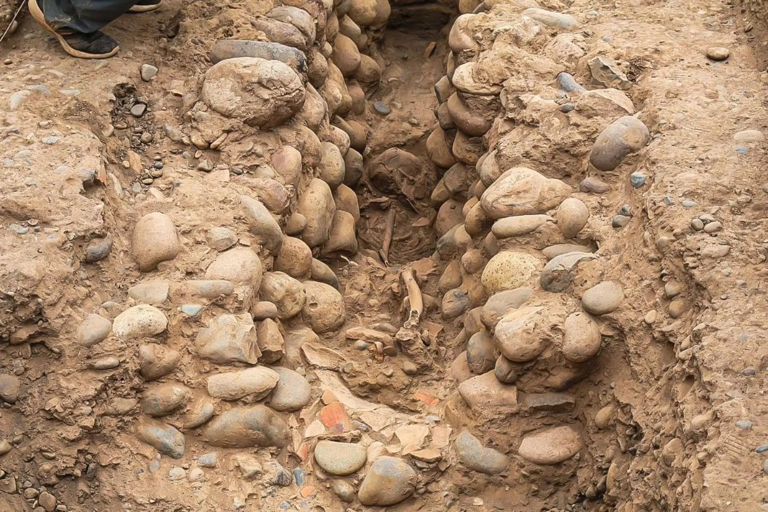 Arqueólogos excavaban un canal bajo la Huaca Pucllana y encontraron un cuerpo de hace 1.400 años. Su posición mirando a la pirámide y al mar apunta a una antigua ofrenda de clausura