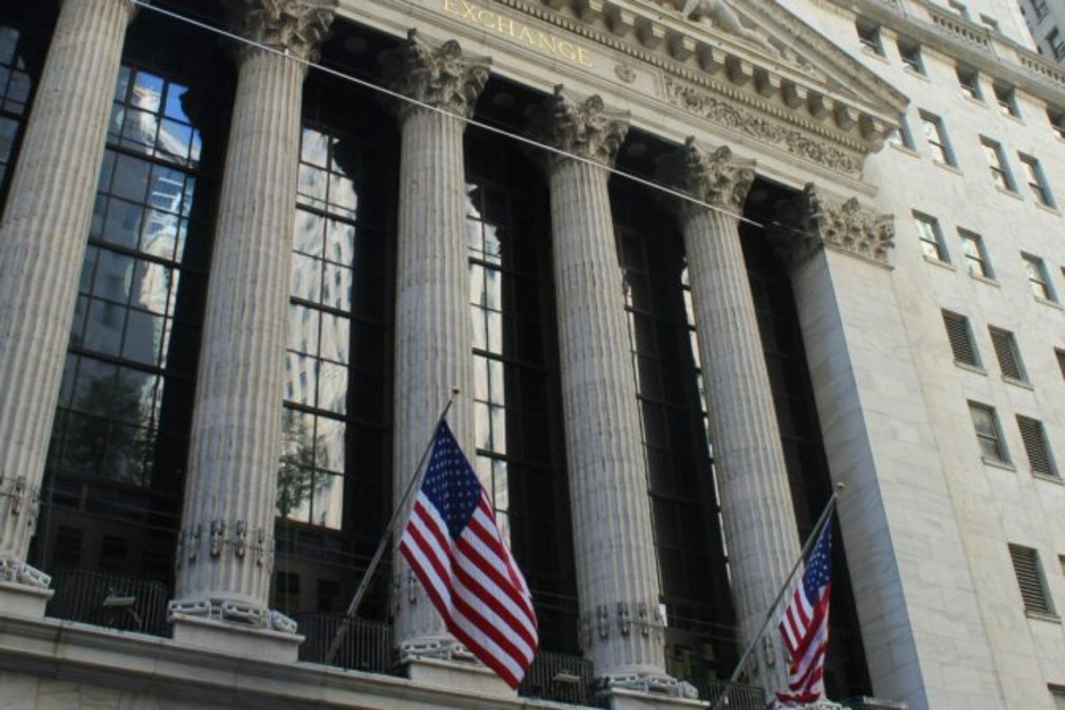 La fiebre por la IA dejó miles de millones de dólares en ganancias y Wall Street ya está buscando dónde colocarlos. Una parte está terminando en bancos digitales y grupos financieros de América Latina