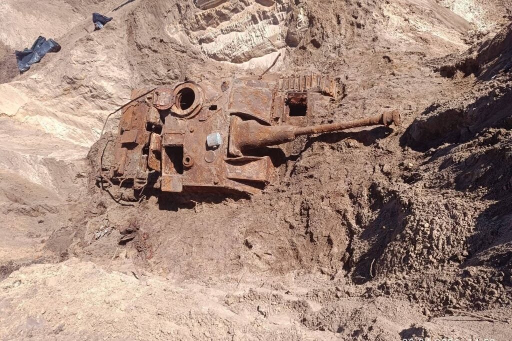 Alemania estaba excavando una base aérea cuando apareció un blindado de 29 toneladas bajo la arena. Llevaba 80 años enterrado y aún conserva el camuflaje y 17 marcas blancas en el cañón
