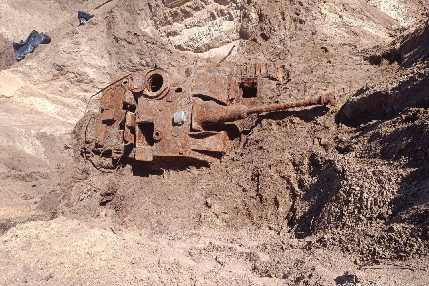 Alemania estaba excavando una base aérea cuando apareció un blindado de 29 toneladas bajo la arena. Llevaba 80 años enterrado y aún conserva el camuflaje y 17 marcas blancas en el cañón