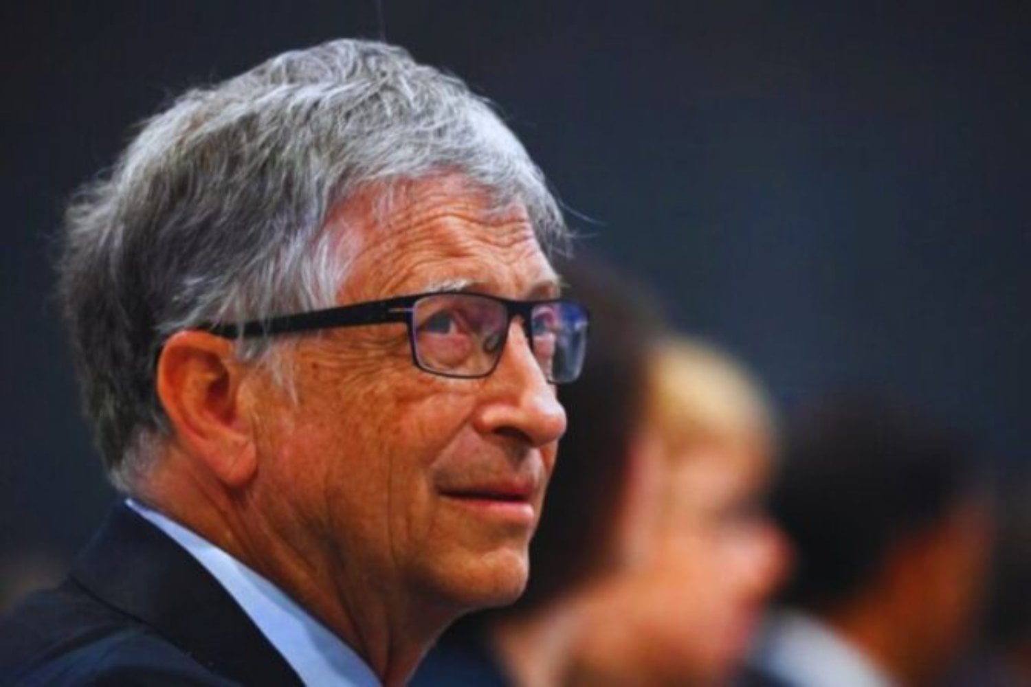 Bill Gates vio cómo unos cuidadores entendían a su padre con Alzheimer cuando ya no podía expresarse. Ahora quiere reservar trabajos solo para humanos y gravar la IA antes de que muchos empleos desaparezcan para siempre