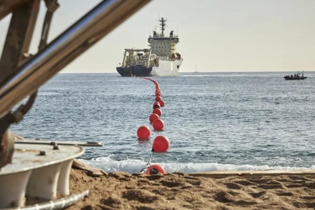 Australia creó una zona especial para proteger sus cables submarinos. Dos fallaron casi a la vez mientras un barco cruzaba repetidamente por encima y ahora tendrán que sacarlos del mar para saber qué pasó