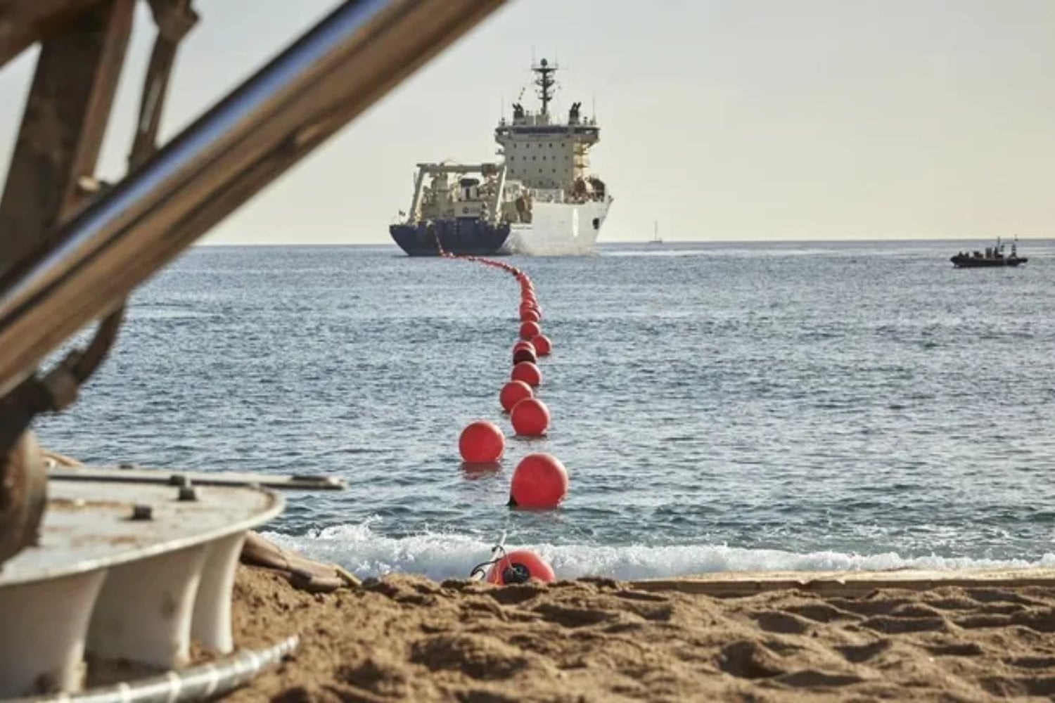 Australia creó una zona especial para proteger sus cables submarinos. Dos fallaron casi a la vez mientras un barco cruzaba repetidamente por encima y ahora tendrán que sacarlos del mar para saber qué pasó