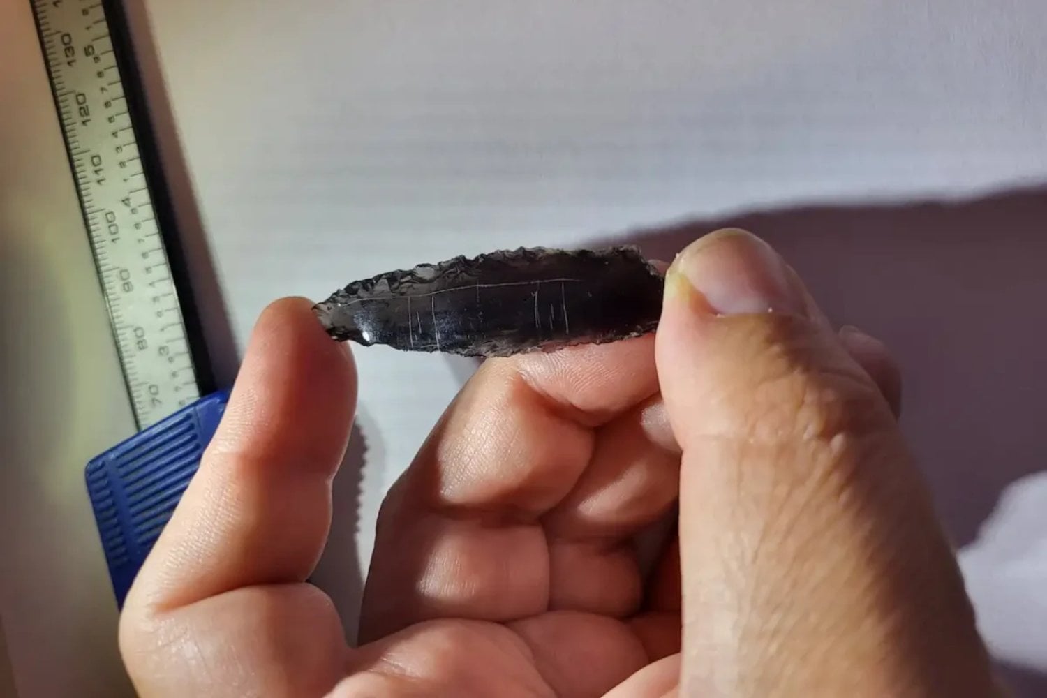 Alguien grabó símbolos diferentes en doce puntas de flecha hace 9.000 años. Ninguno se repite y los arqueólogos no saben si eran firmas, marcas de cazador o un mensaje perdido