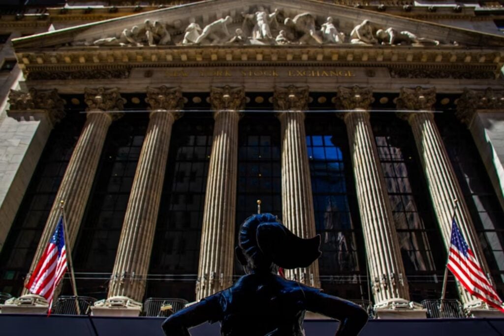La fiebre por la IA dejó miles de millones de dólares en ganancias y Wall Street ya está buscando dónde colocarlos. Una parte está terminando en bancos digitales y grupos financieros de América Latina