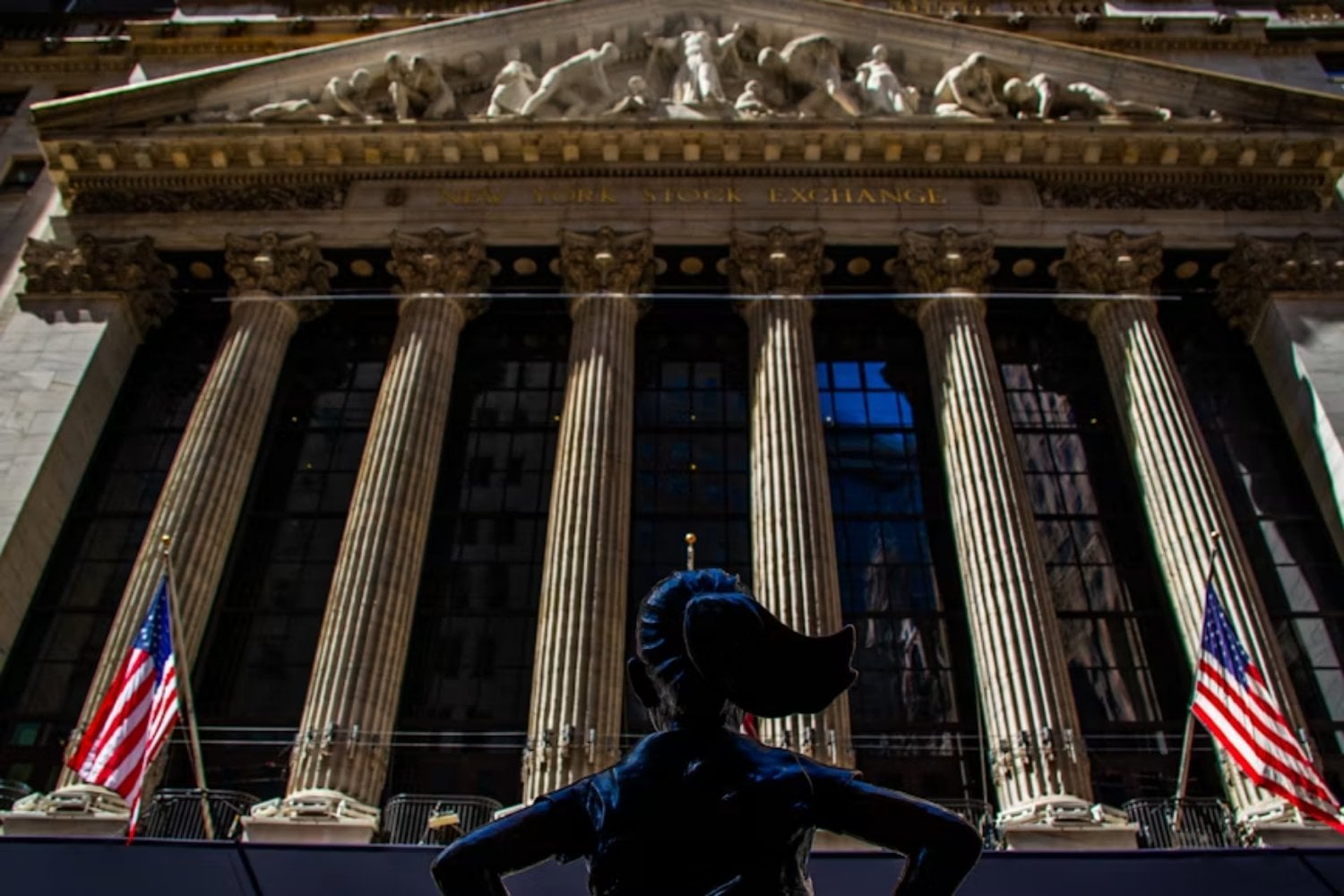 La fiebre por la IA dejó miles de millones de dólares en ganancias y Wall Street ya está buscando dónde colocarlos. Una parte está terminando en bancos digitales y grupos financieros de América Latina