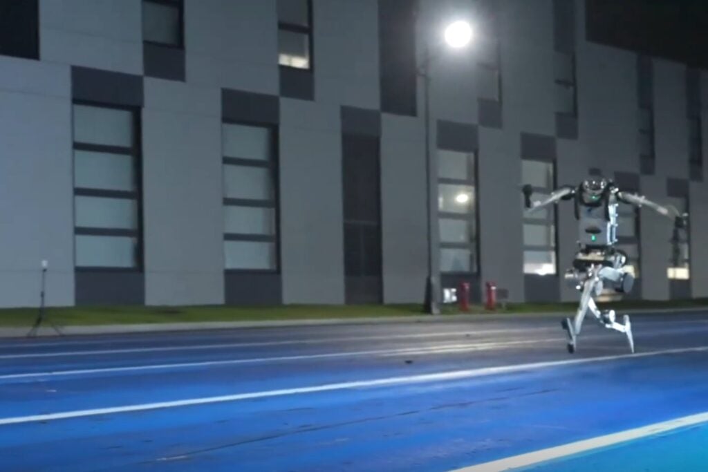 China acaba de presentar un robot humanoide que corre a 45,6 km/h y ya supera la velocidad punta de Usain Bolt. El problema aparece cuando intenta frenar y demuestra lo lejos que todavía estamos de dominar estas máquinas