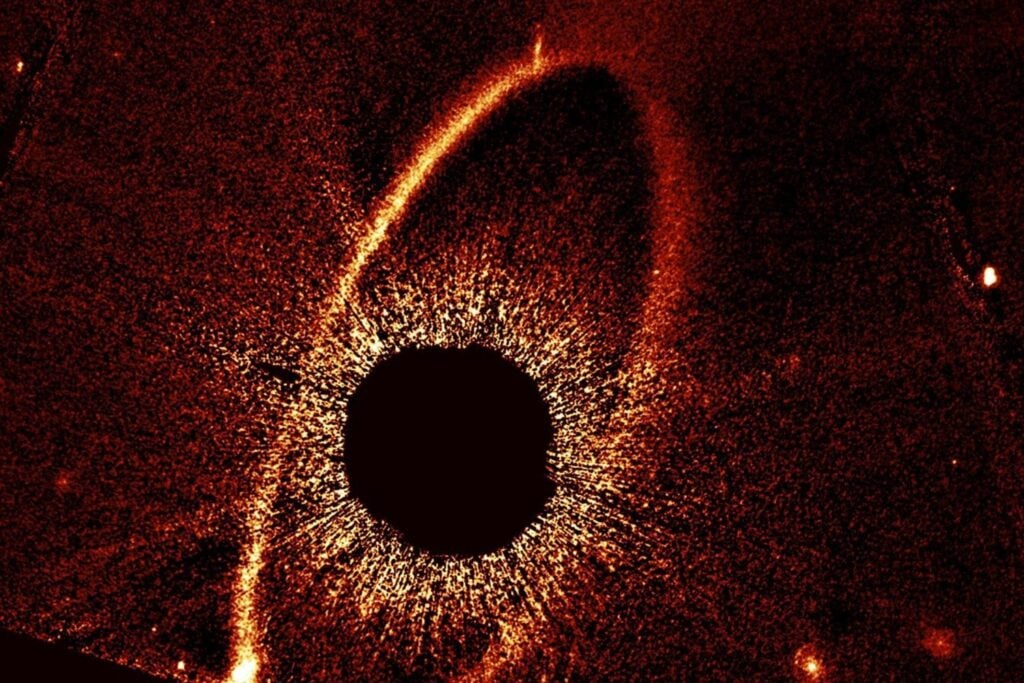 Fomalhaut lleva años enseñándonos planetas que desaparecen justo cuando creemos haberlos encontrado. Ahora su polvo conserva la huella gravitatoria de otro mundo oculto desde hace 440 millones de años