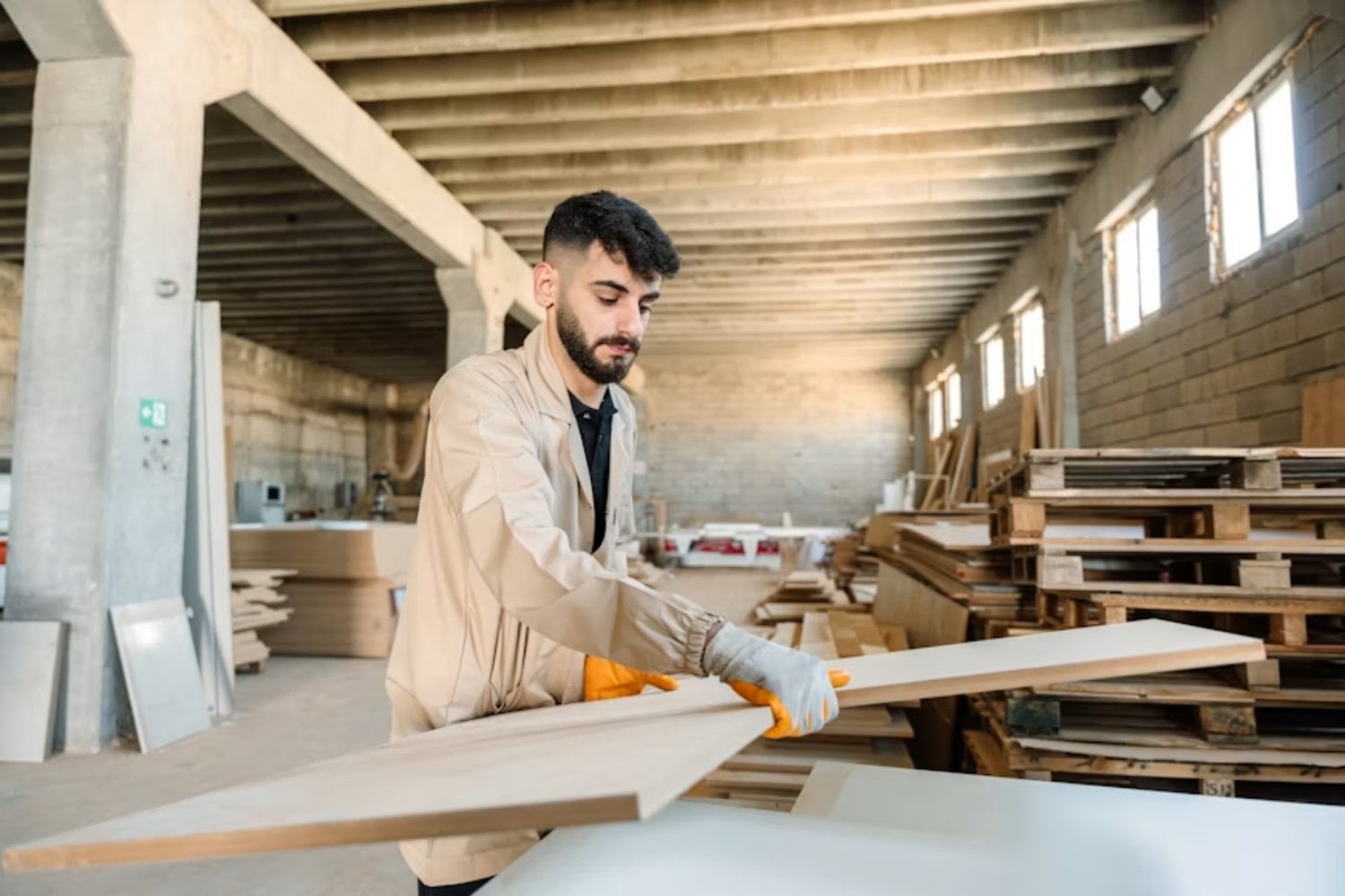 La Generación Z descubrió que algunos de los trabajos más protegidos frente a la IA no están en una oficina, sino detrás de una caja de herramientas. Cada vez más jóvenes cambian la universidad por un oficio que les permite cobrar antes y abrir su propia empresa
