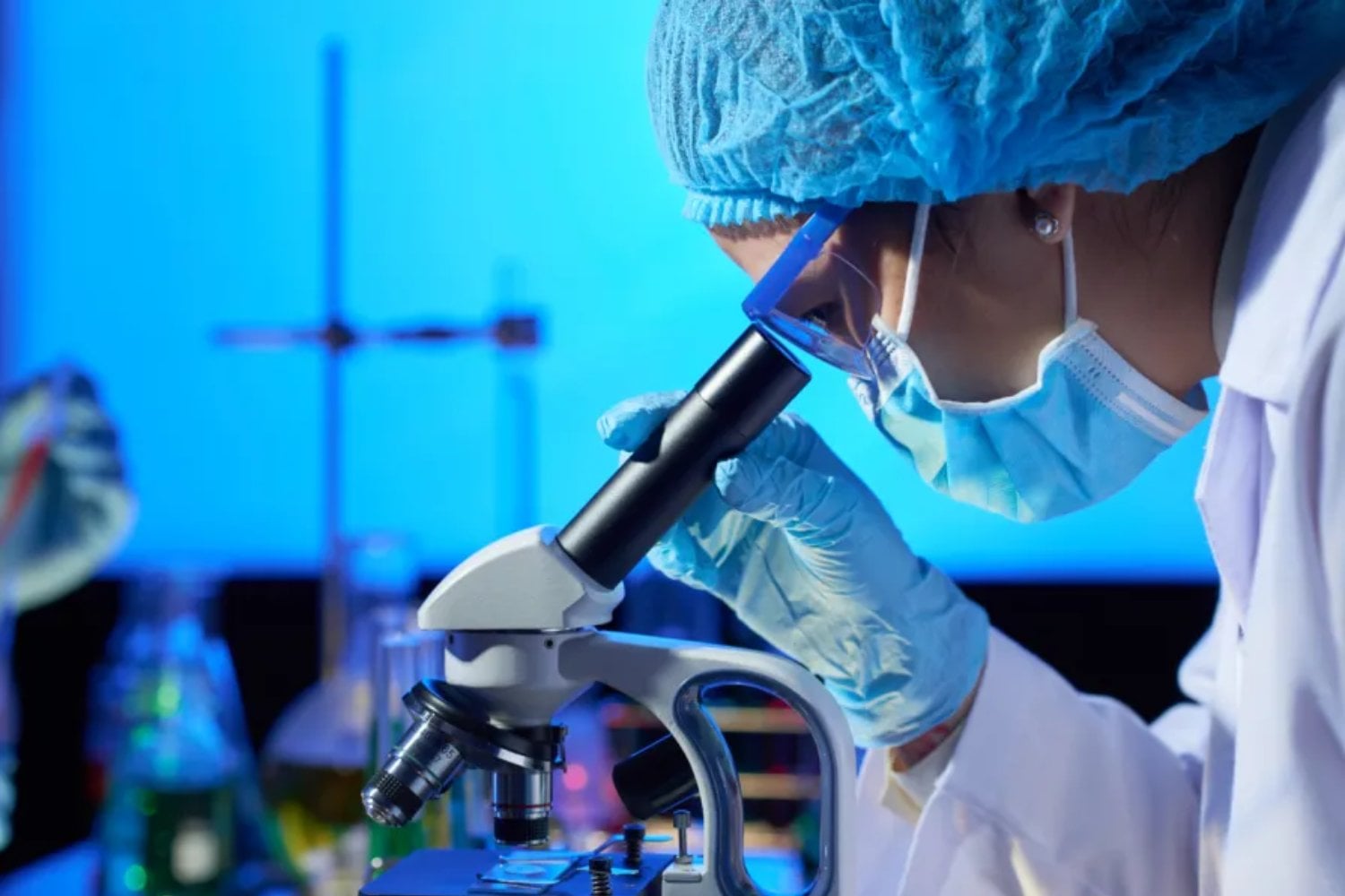 Todos miraban a DeepSeek y a los robots humanoides, pero China estaba preparando una exportación mucho más silenciosa. Ahora sus medicamentos empiezan a llenar las carteras de las farmacéuticas occidentales
