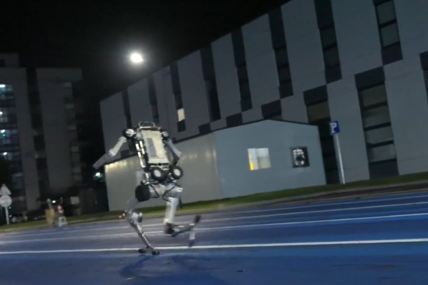 China acaba de presentar un robot humanoide que corre a 45,6 km/h y ya supera la velocidad punta de Usain Bolt. El problema aparece cuando intenta frenar y demuestra lo lejos que todavía estamos de dominar estas máquinas