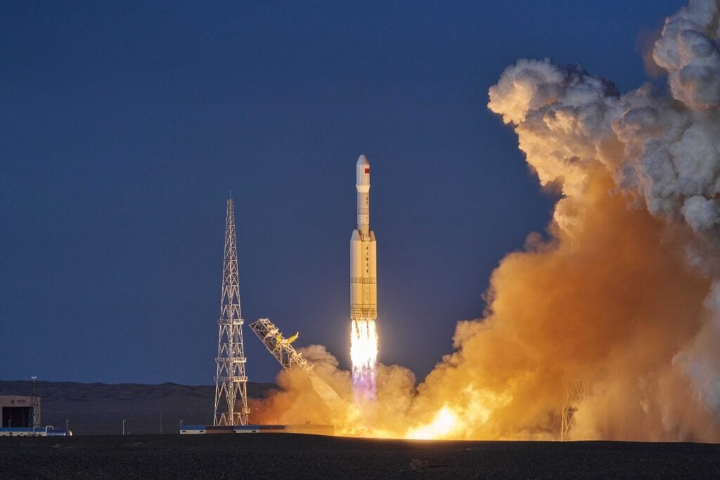 China pone a prueba durante 5.211 segundos el motor de su nuevo “taxi espacial”. En 2027 quiere usarlo para repartir satélites por distintas órbitas y llevar misiones hasta la Luna