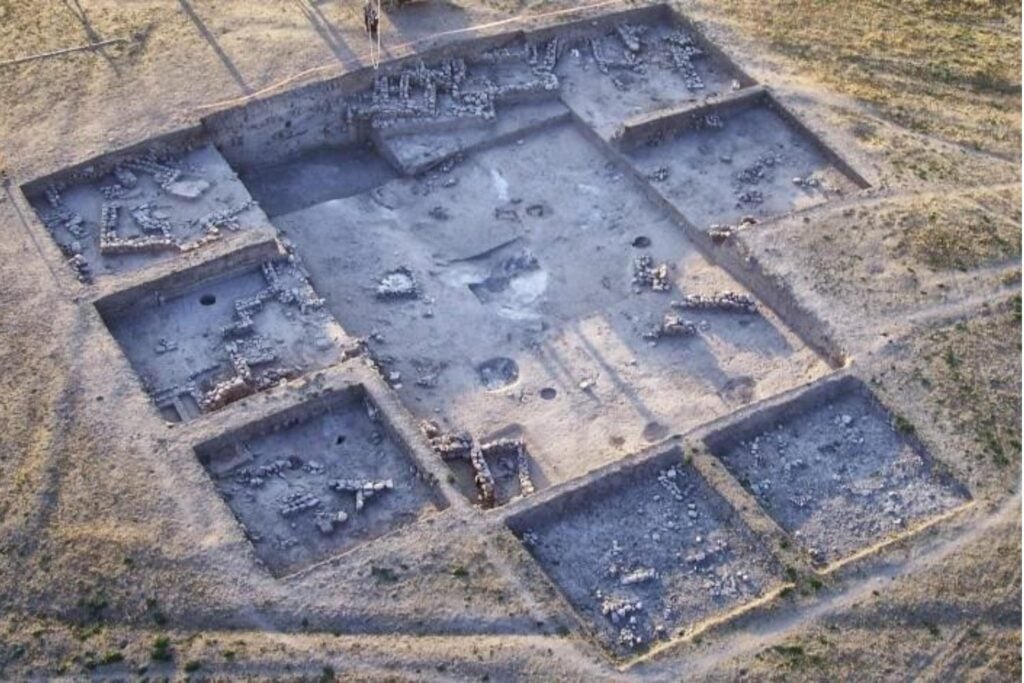 Alguien grabó símbolos diferentes en doce puntas de flecha hace 9.000 años. Ninguno se repite y los arqueólogos no saben si eran firmas, marcas de cazador o un mensaje perdido