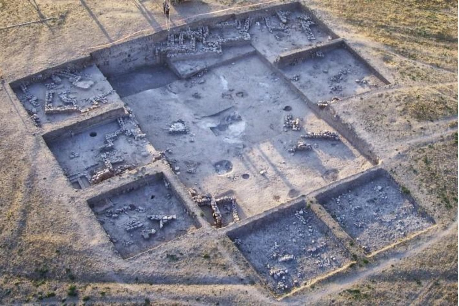 Alguien grabó símbolos diferentes en doce puntas de flecha hace 9.000 años. Ninguno se repite y los arqueólogos no saben si eran firmas, marcas de cazador o un mensaje perdido