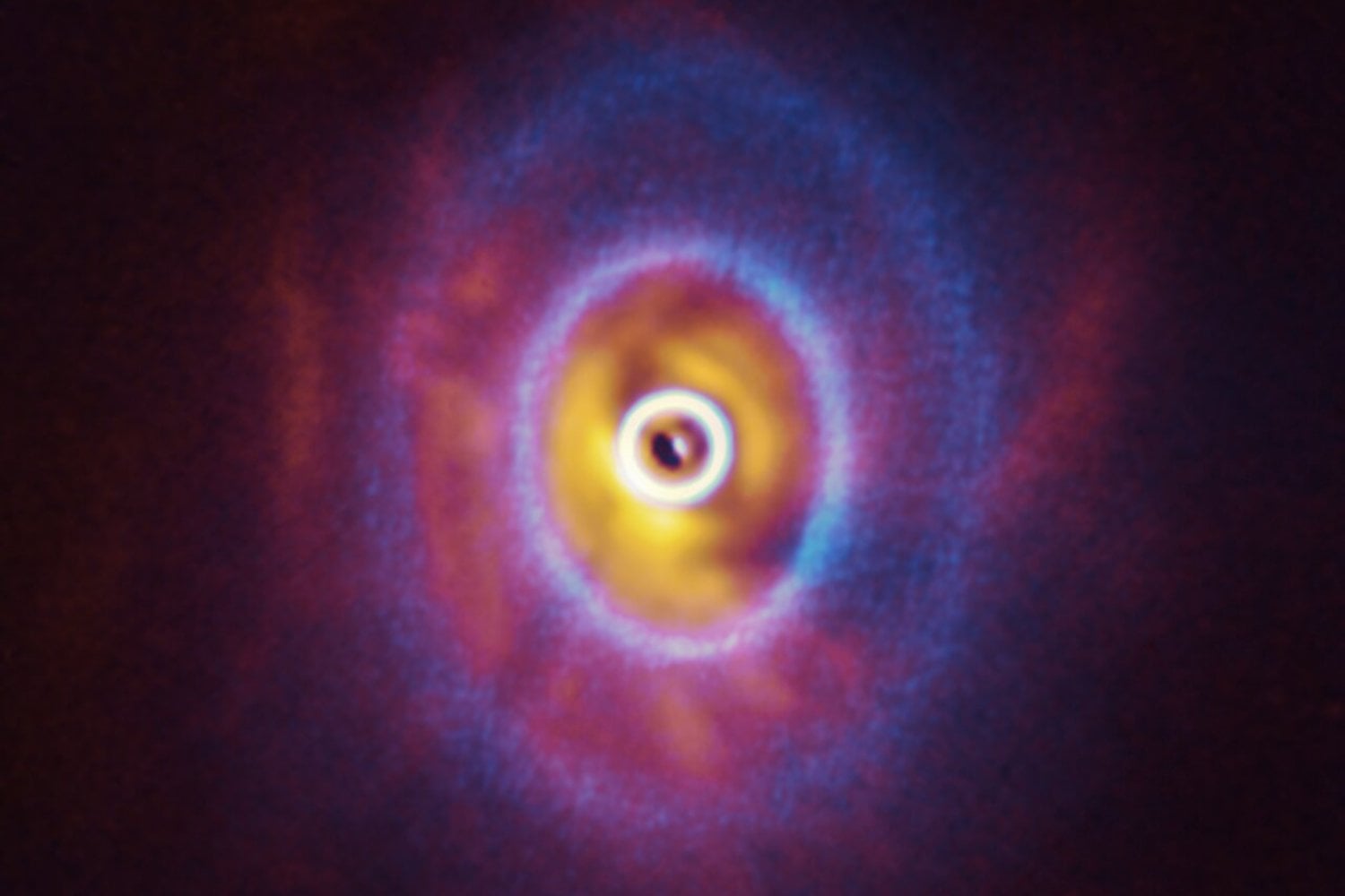 ALMA encontró tres anillos planetarios girando en planos distintos alrededor de tres estrellas. Seis años después ha descubierto una corriente de gas de 1,6 billones de kilómetros que podría explicar el caos