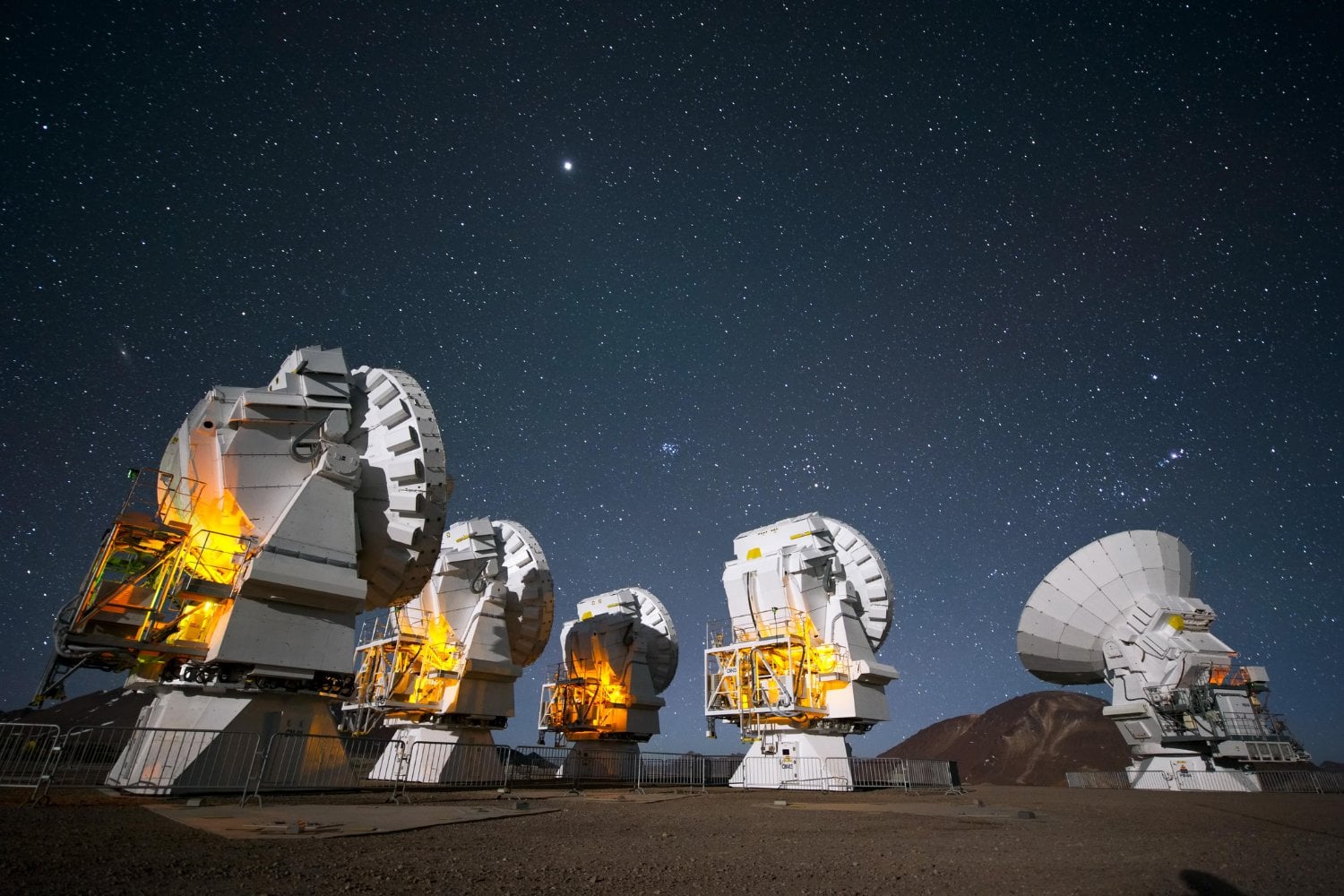 Fomalhaut lleva años enseñándonos planetas que desaparecen justo cuando creemos haberlos encontrado. Ahora su polvo conserva la huella gravitatoria de otro mundo oculto desde hace 440 millones de años